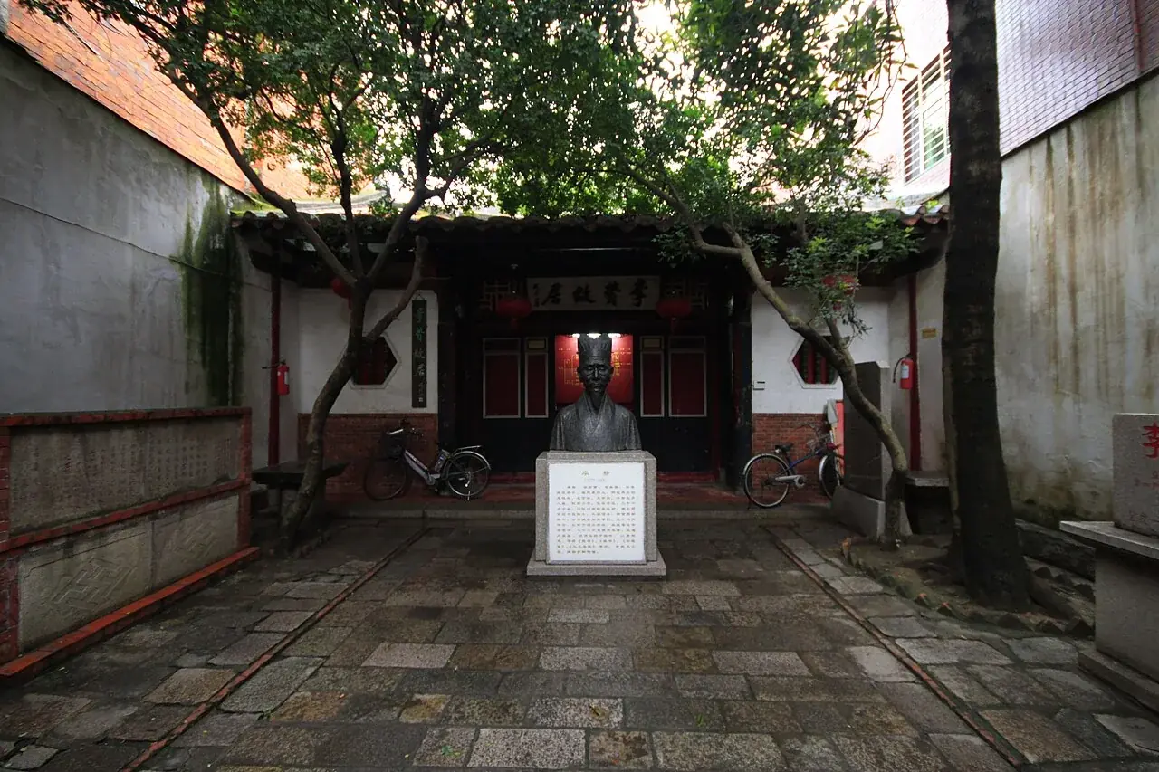 A lived-in Minnan courtyard